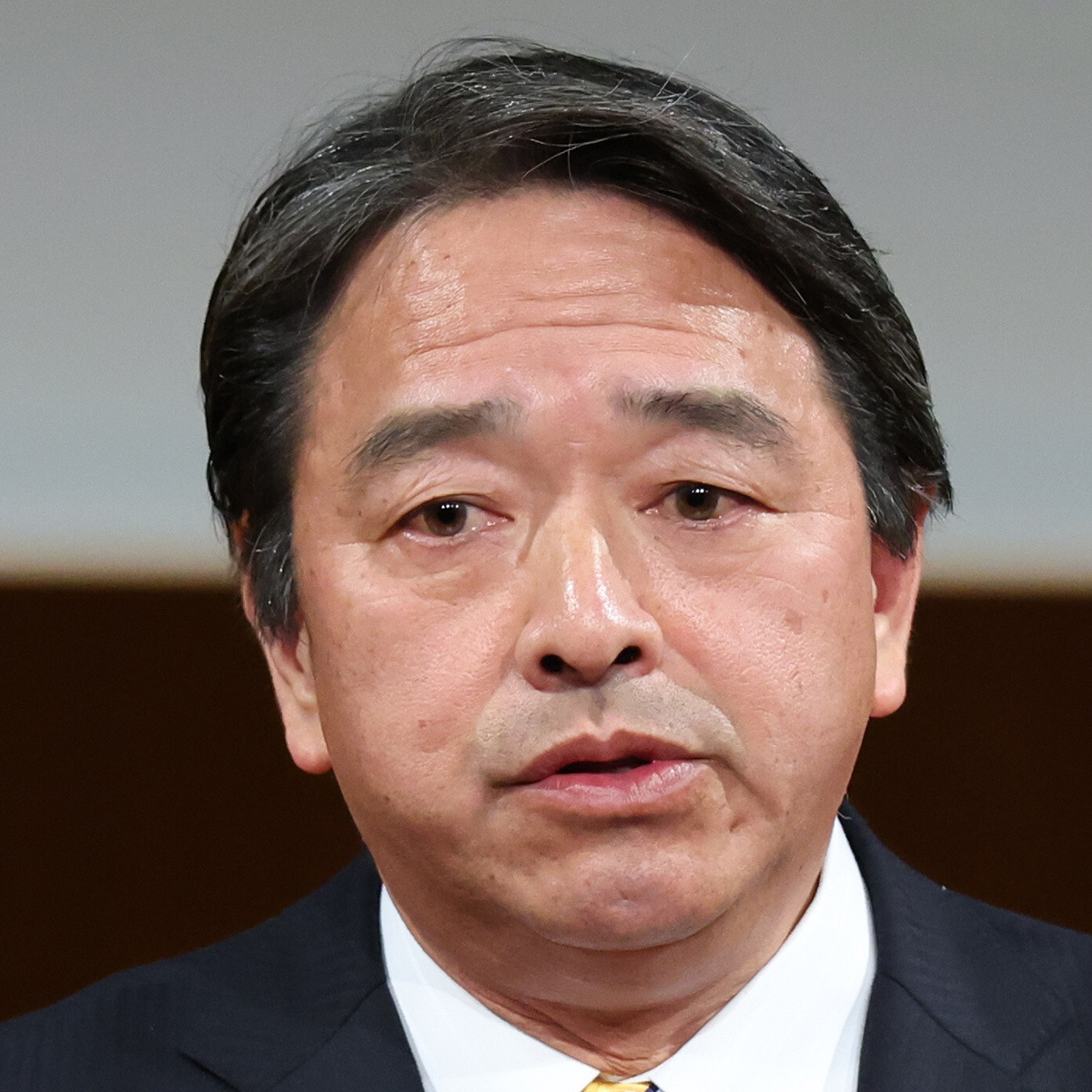 国民民主党の榛葉賀津也幹事長が東京都西葛西駅前で街頭演説を行う様子