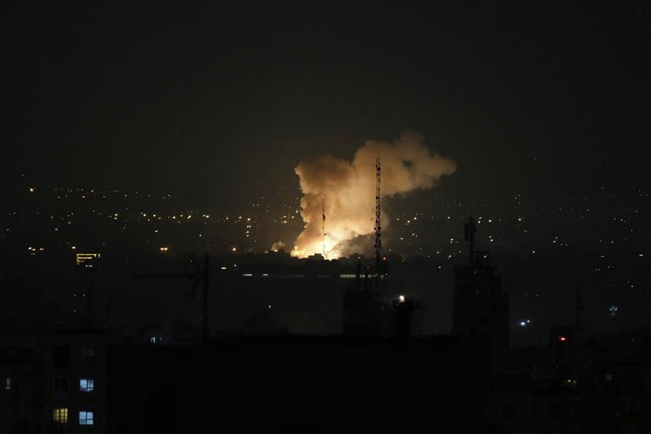 イラン、テヘラン上空に立ち上る煙 2025年6月13日のイスラエル空爆後