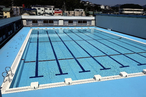 高知市内の学校のプール。昨年水泳事故が発生した長浜小の関連報道写真