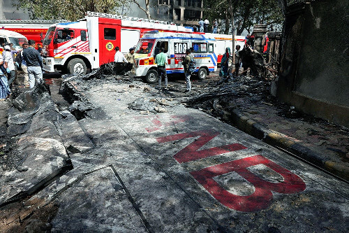 インド西部アーメダバードの旅客機墜落現場に残る焼け焦げた機体の残骸