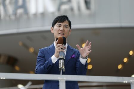 街頭演説で聴衆に語りかける石丸伸二氏（2024年6月6日、東京・有楽町）