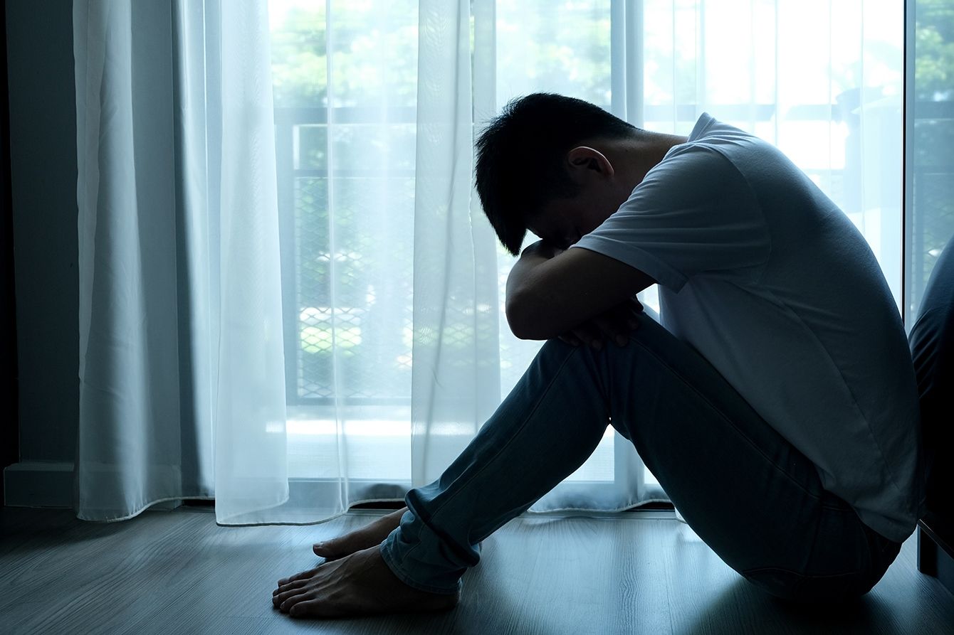 旅先で自分と向き合う男性の後ろ姿