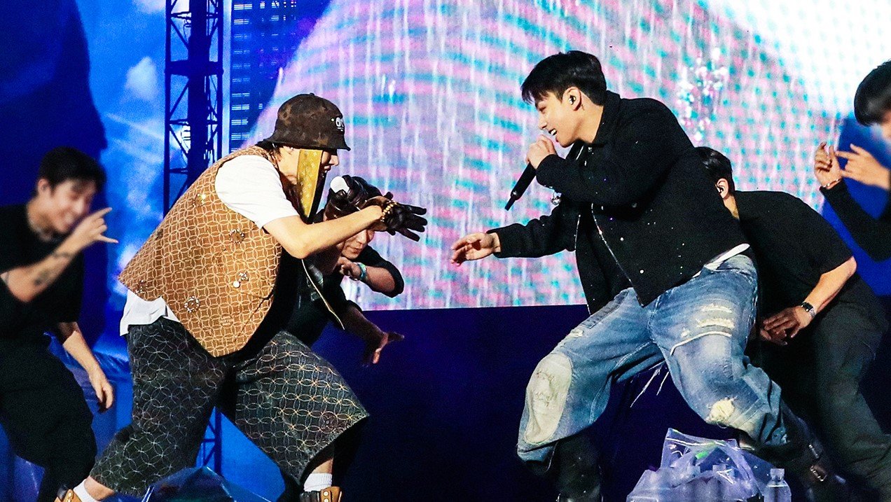 赤い衣装で登場しパフォーマンスするJ-HOPE