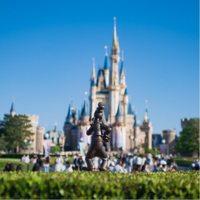 多くの人が東京ディズニーランドのゲートに向かう様子
