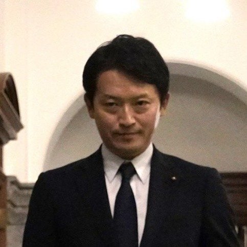 兵庫県知事の斎藤元彦氏（左）と書類送検された片山安孝元副知事（右）。阪神・オリックス優勝パレード関連の背任容疑で捜査対象に。