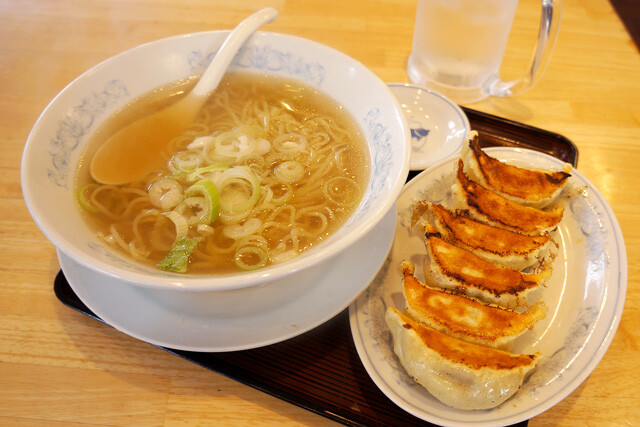 ぎょうざの満洲の人気の焼き餃子と話題の素ラーメン塩味セット コスパ最高の組み合わせ