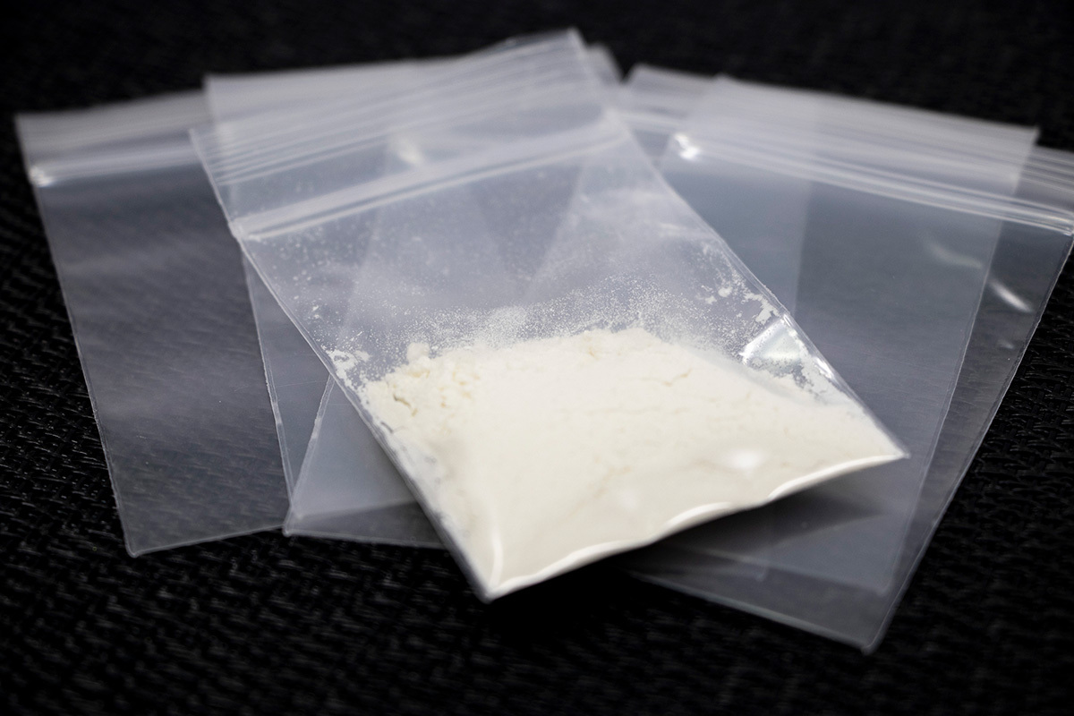 覚せい剤事件に関連するイメージ写真。白い結晶状の覚せい剤が映っている。