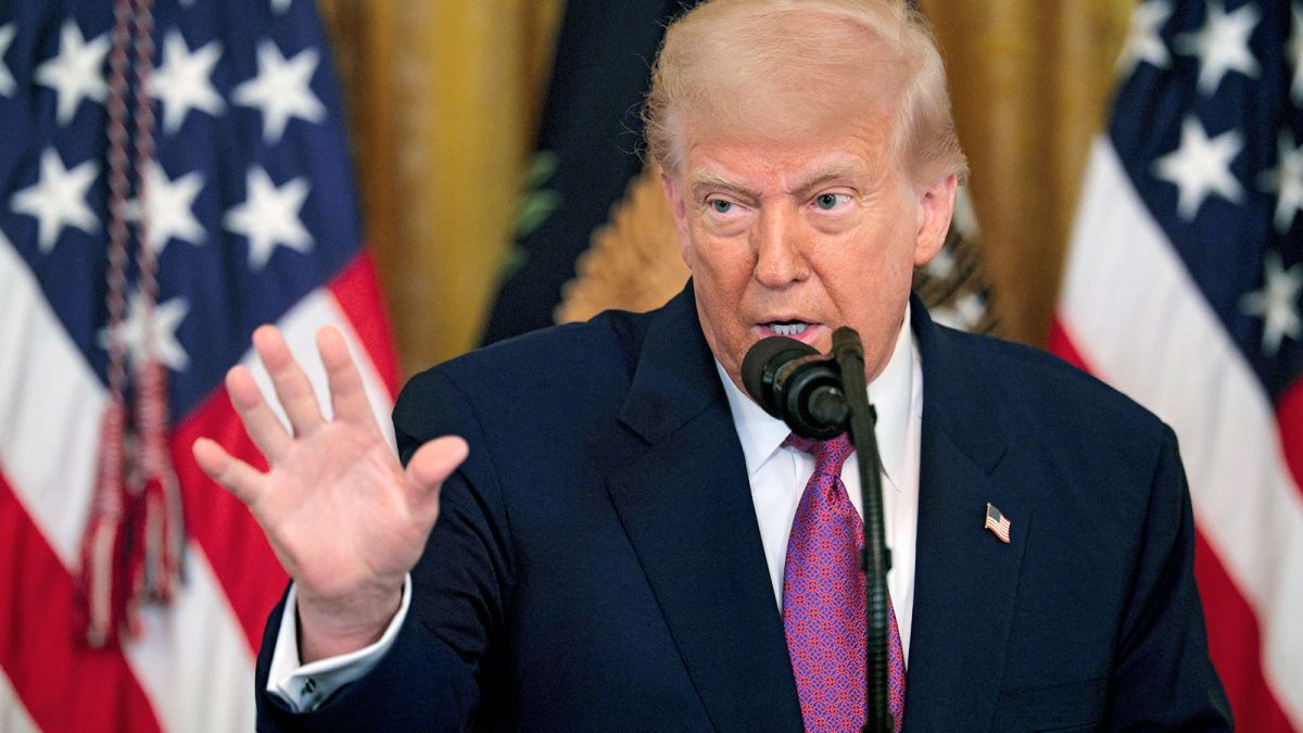 ドナルド・トランプ氏が演説する様子。イスラエルによるイラン攻撃は、彼の外交努力と中東政策に複雑な課題を突きつけている。