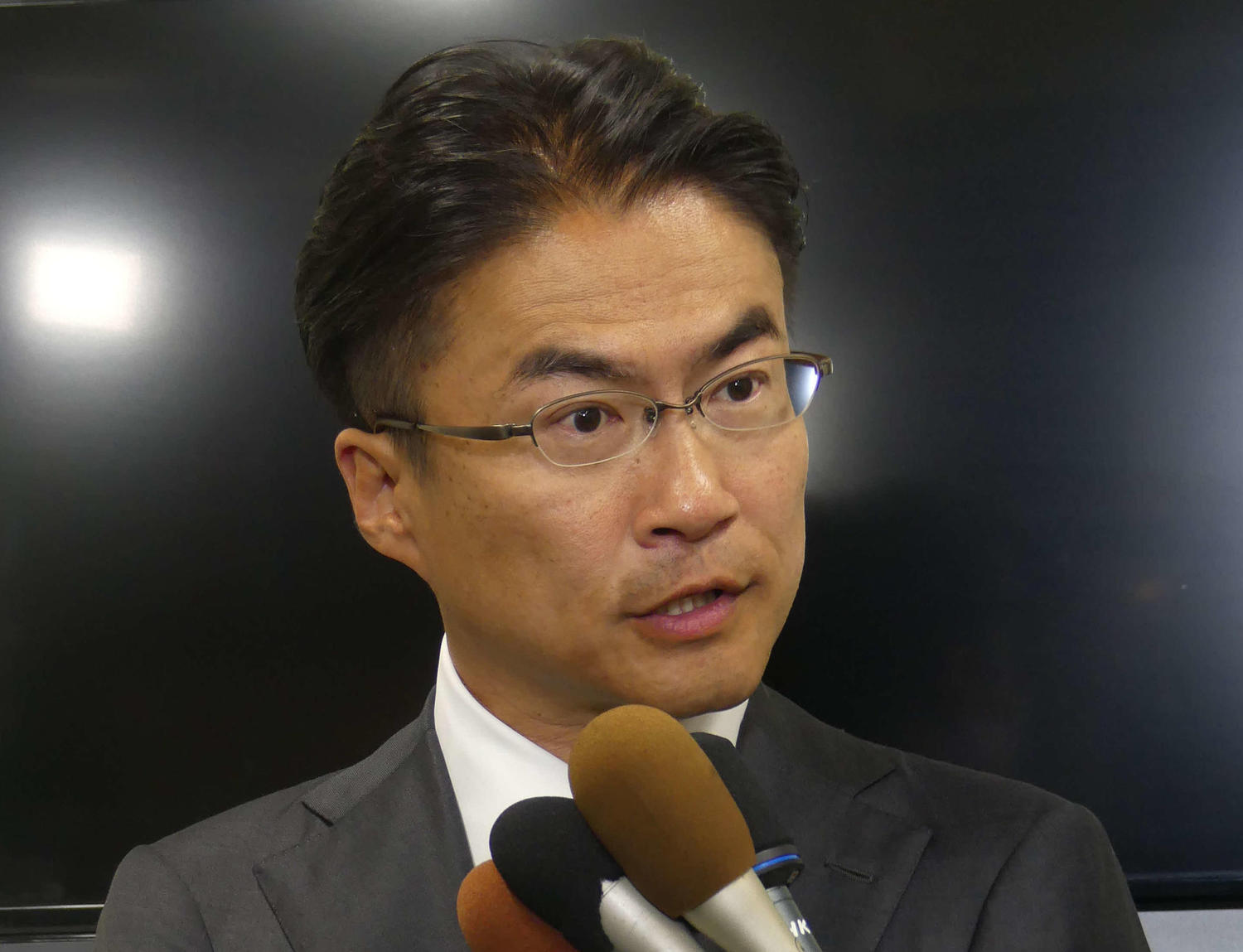 乙武洋匡氏のポートレート、国会議員の給料について解説する政治家・作家