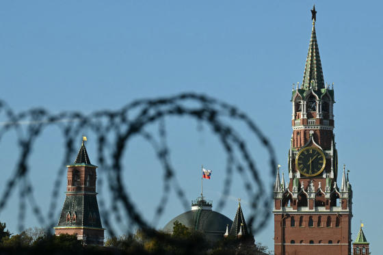 鉄条網越しに見えるロシア大統領府のドームとロシア国旗