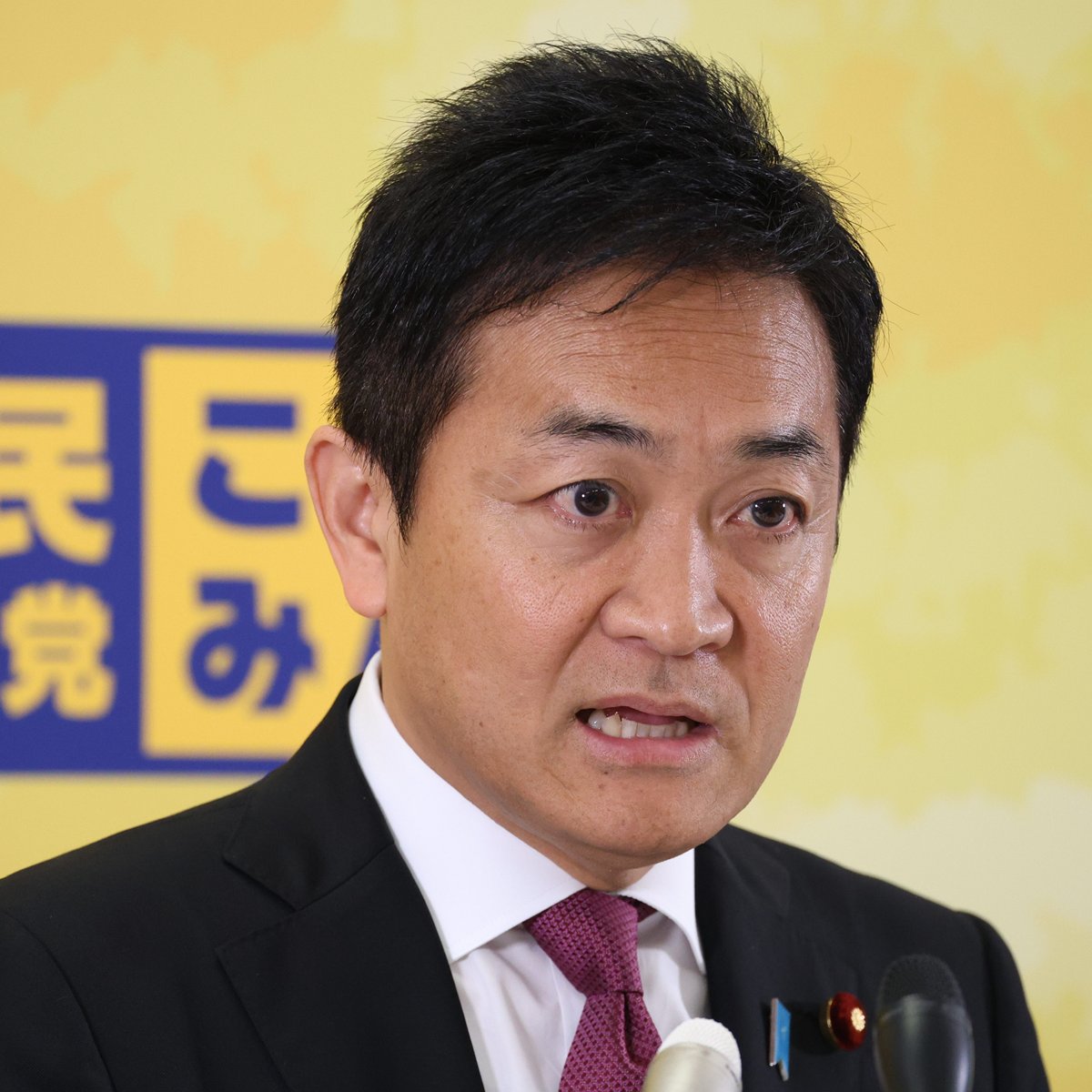 国民民主党の山尾志桜里氏が記者会見に臨む様子