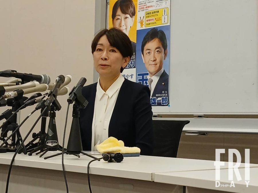 山尾志桜里氏が参院選出馬会見で報道陣からの厳しい質問に応じる様子