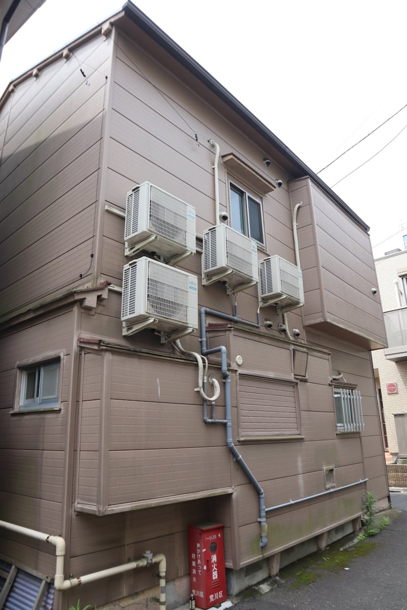 東京都荒川区で、マネーロンダリング事件に関連し経営管理ビザ取得のために悪用されている疑いのあるアパート外観