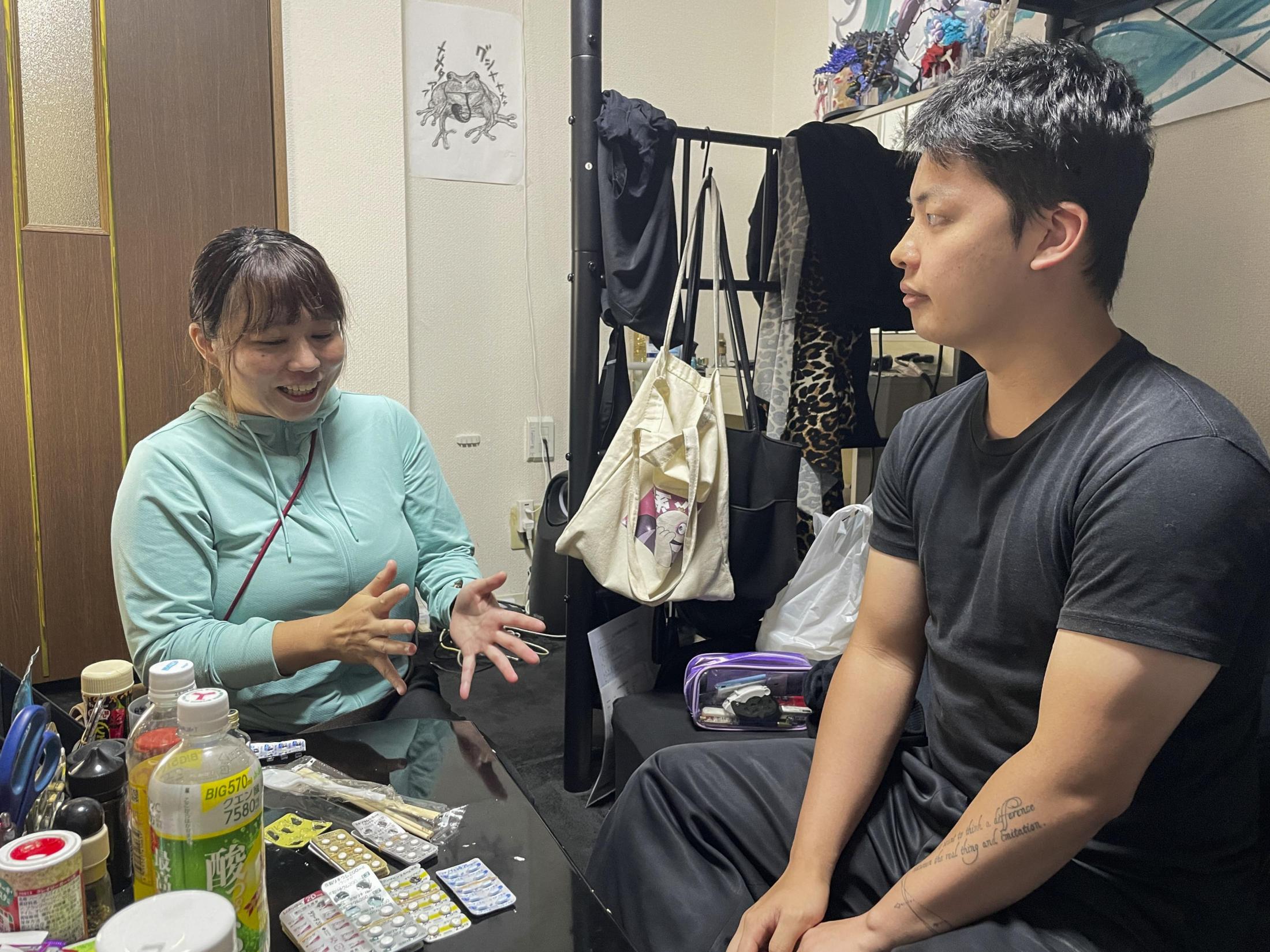 Make Careの中野誠子社長（左）が精神科訪問看護の現場で患者を支援する様子（大阪市）