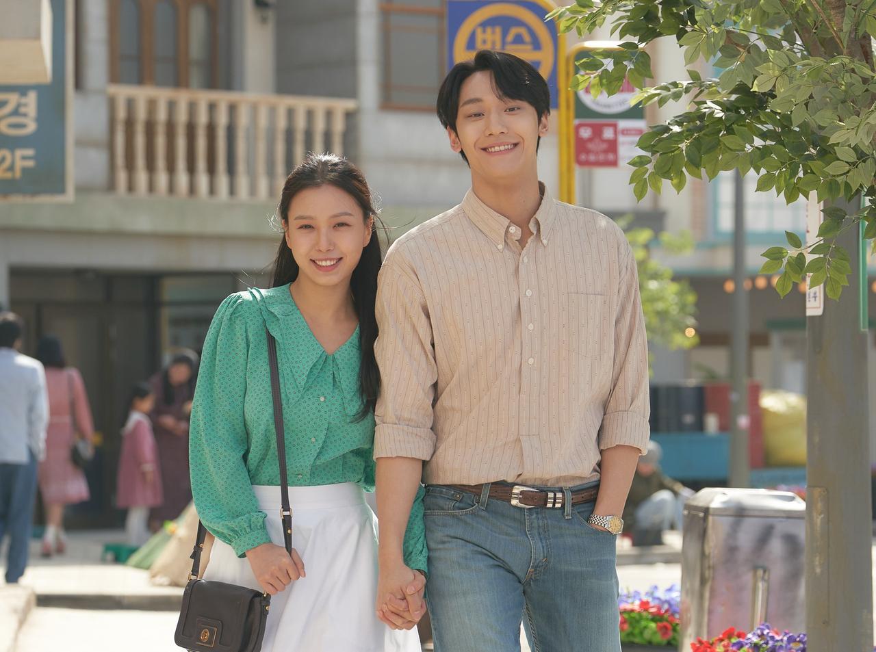 五月の青春 主演 イ・ドヒョン（右）とコ・ミンシ（左）が向かい合うシーン