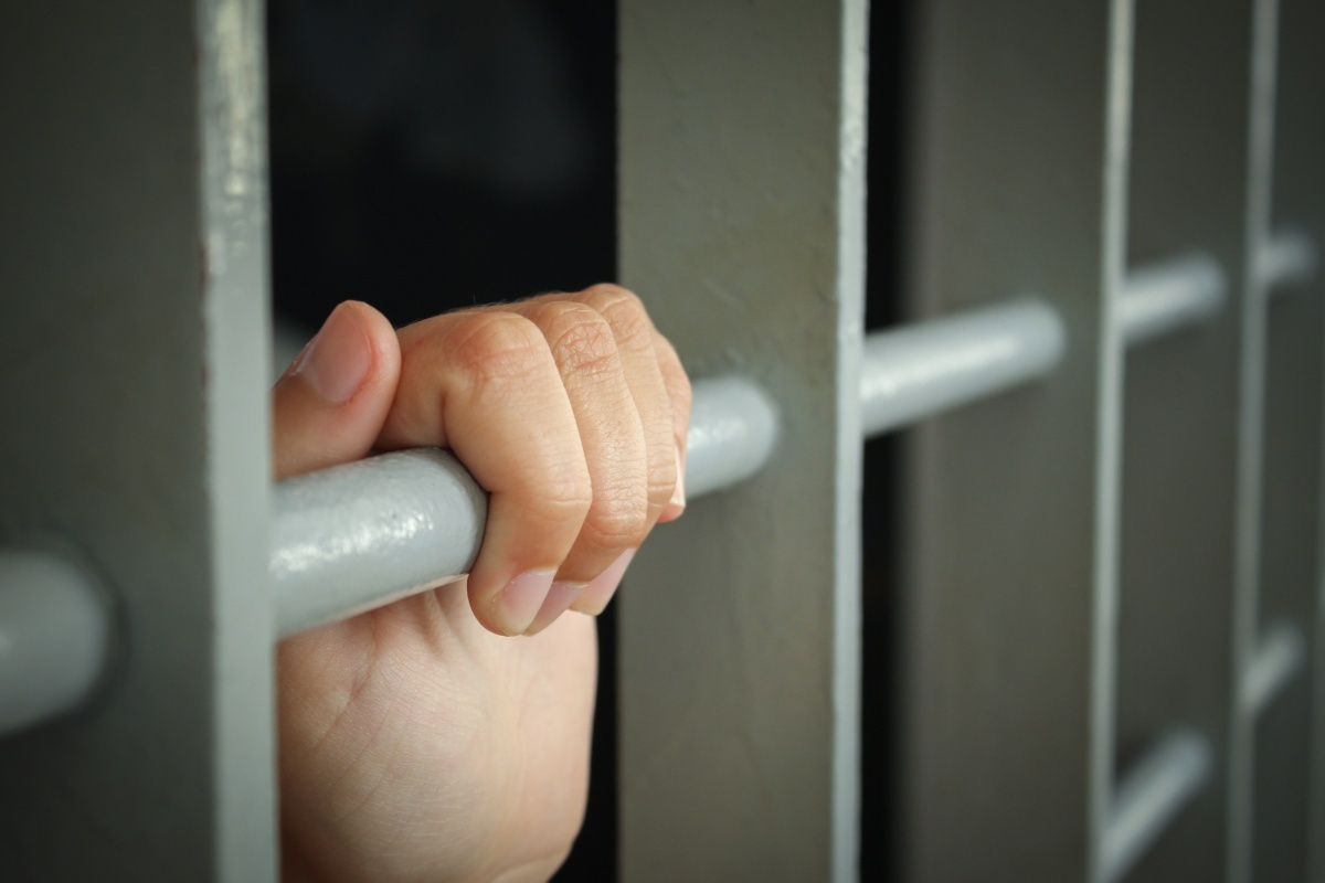 女性受刑者のイメージ画像。刑務所内でのプライバシー侵害や精神的苦痛を示唆しています。