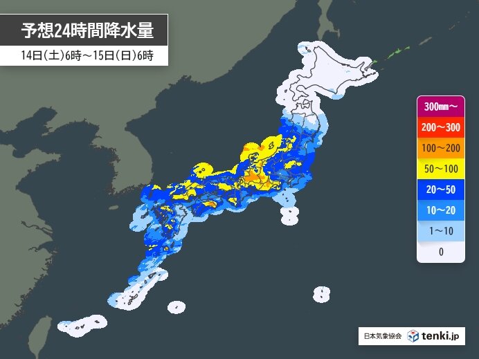 梅雨前線と低気圧による大雨が予想される日本の広範囲を示す気象衛星画像または天気図イメージ