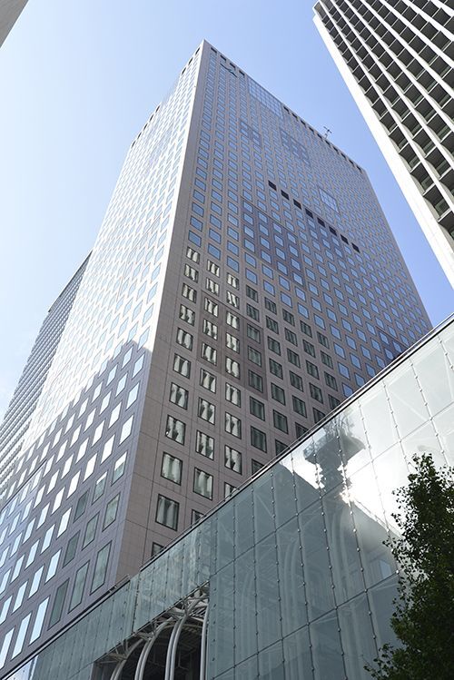 東京都心にあるJAグループの37階建て本部ビル外観