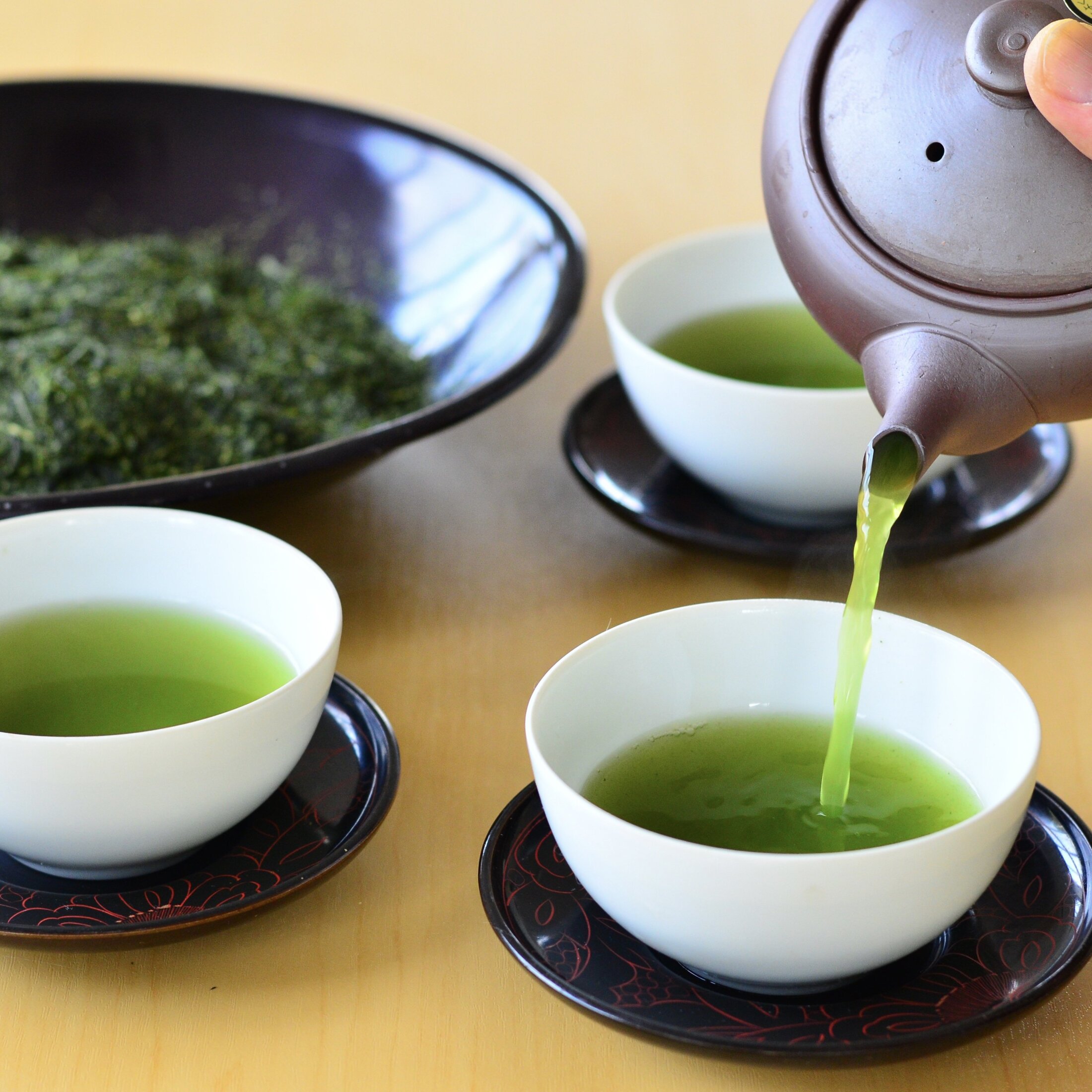 緑茶をカップに注ぐ様子。脂肪肝や健康維持に役立つ