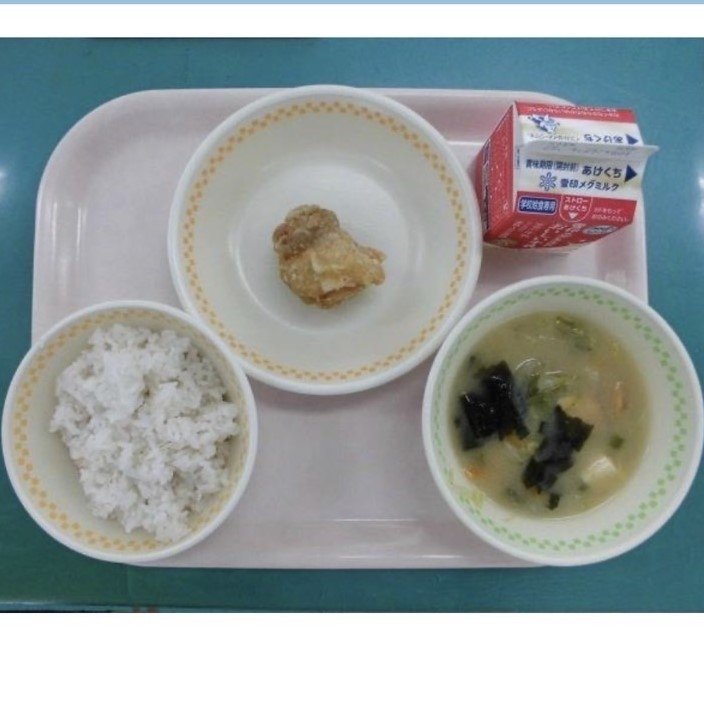 福岡市の小学校で問題となった、皿にから揚げが1個だけ乗った給食の写真。ごはん、味噌汁、から揚げが見える。