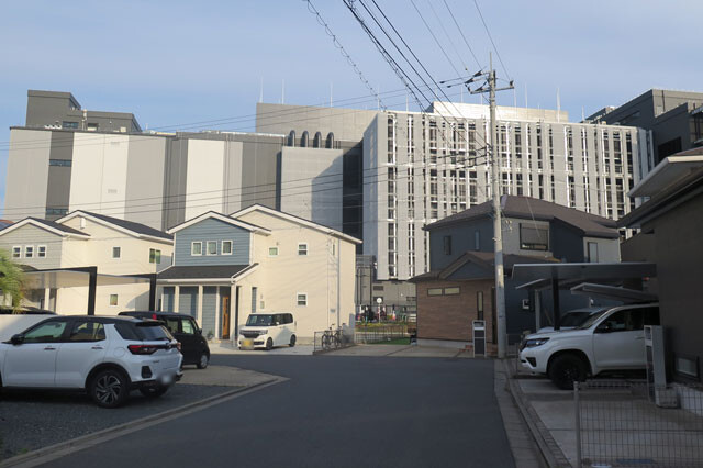 印西市鹿黒地区の住宅街に立つ大型データセンター。**データセンター 建設**が住宅街にも及んでいる様子を示す。