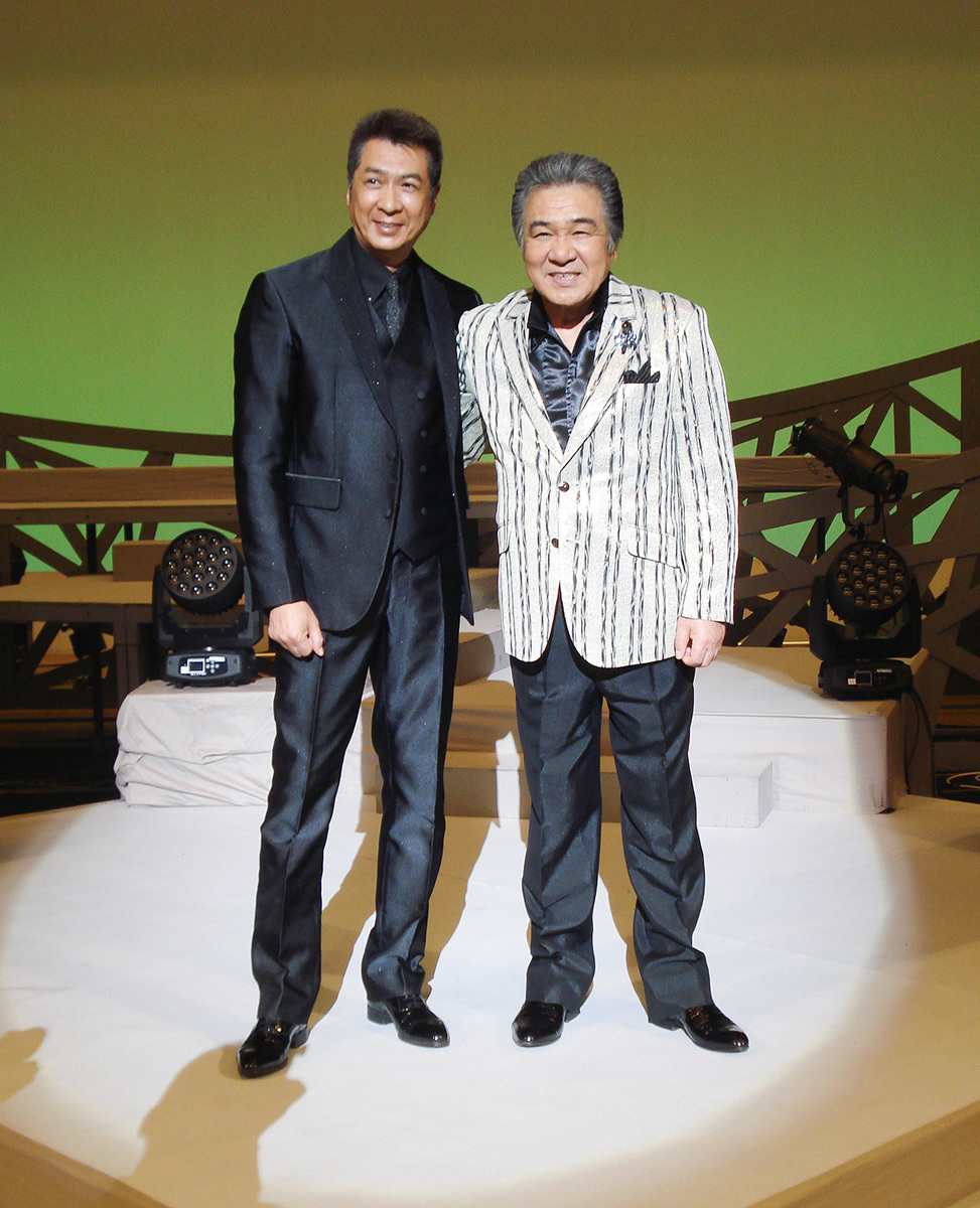 鳥羽一郎氏（左）と山川豊氏（右）、コンサートにて兄弟で並ぶ様子