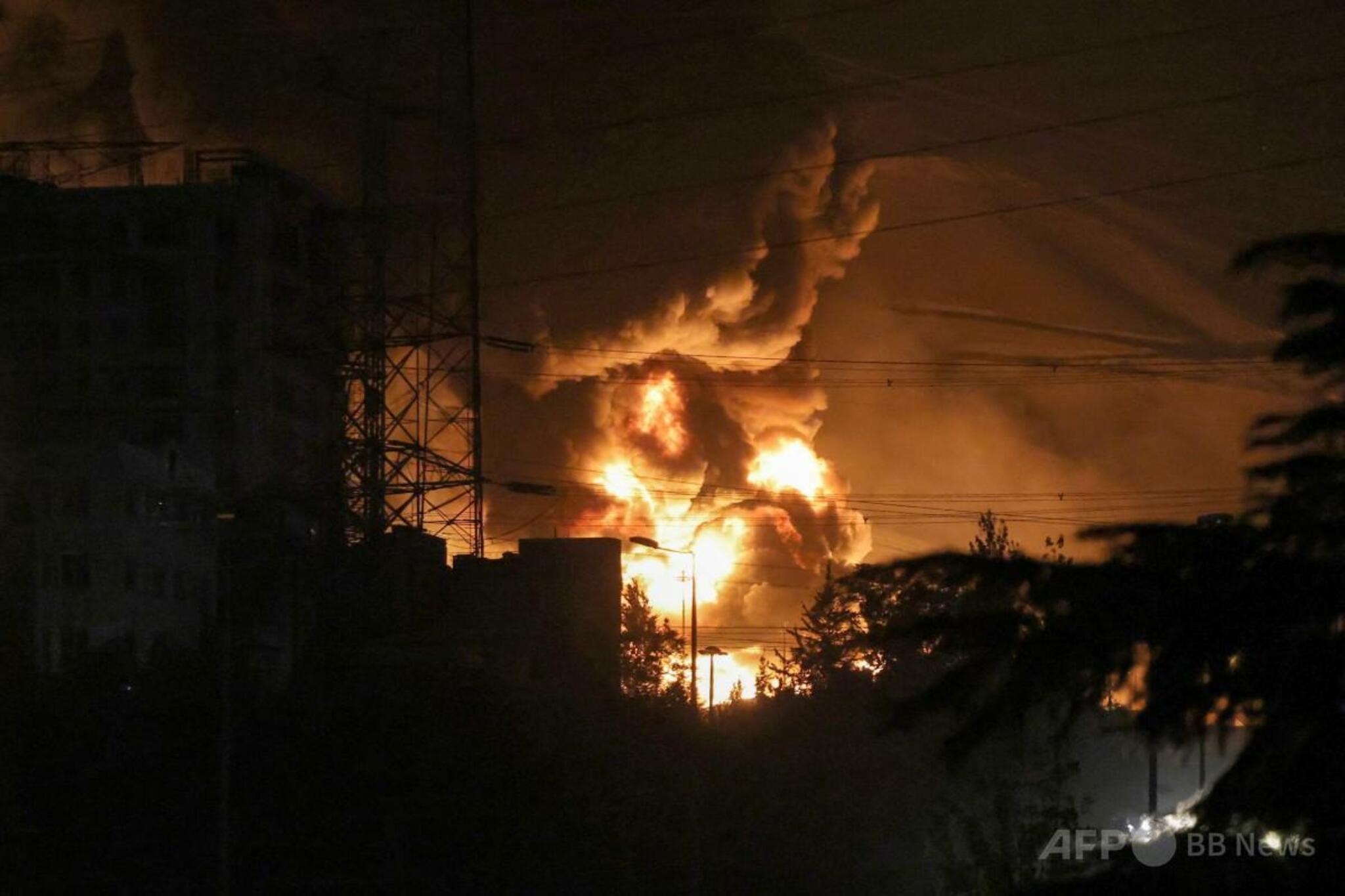 イラン、イスラエルをミサイル攻撃 テヘランでは石油施設が攻撃され炎上（ＡＦＰ＝時事） - Yahoo!ニュース