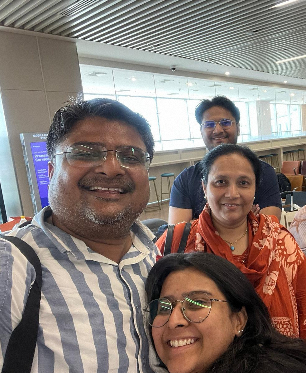 インド航空機墜落事故で犠牲となったイナヤト・サイードさん一家。離陸前に撮影された幸せそうな家族写真。