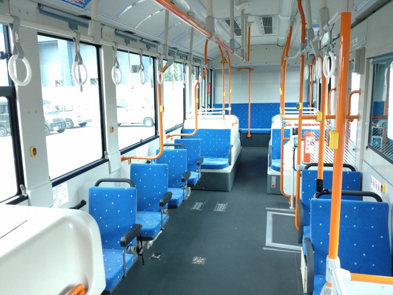 西鉄が導入した国産初フルフラット大型電気バスの車内、後部座席まで段差がないバリアフリー構造を示す
