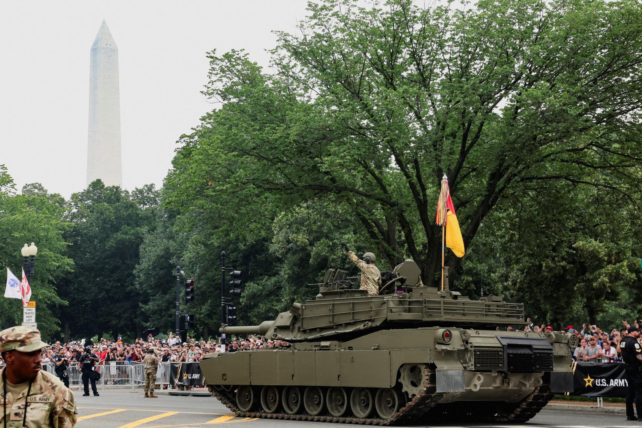 あさかぜ　トランプ 市街地に戦車、きしむ路面 トランプ大統領「念願」に満悦（共同