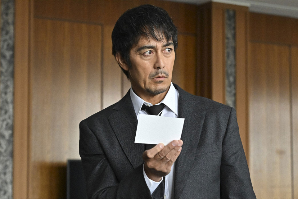 日曜劇場「キャスター」最終回より、真実を追求する主人公・進藤壮一（阿部寛）