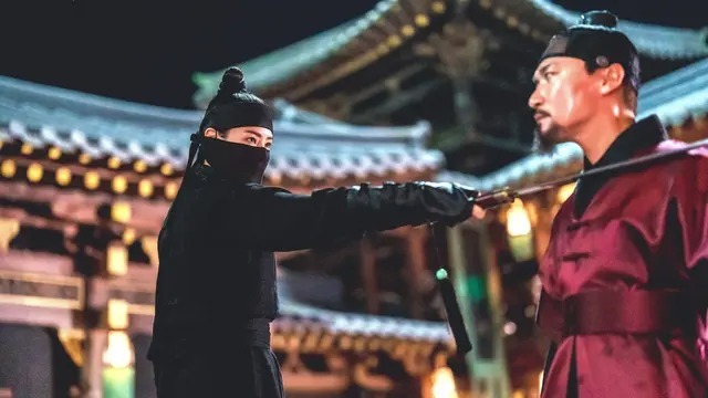 ドラマ「夜に咲く花」の覆面をしたチョ・ヨファ（イ・ハニ）のシーン