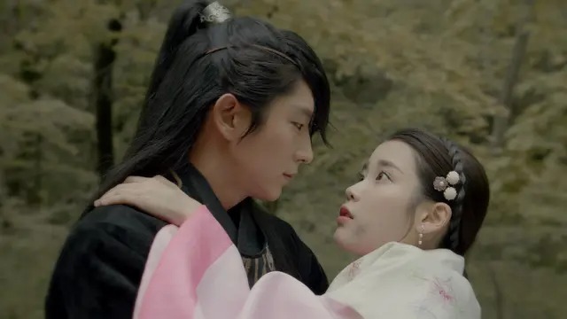 ドラマ「麗＜レイ＞」のヘ・ス（IU）とワン・ソ（イ・ジュンギ）のシーン