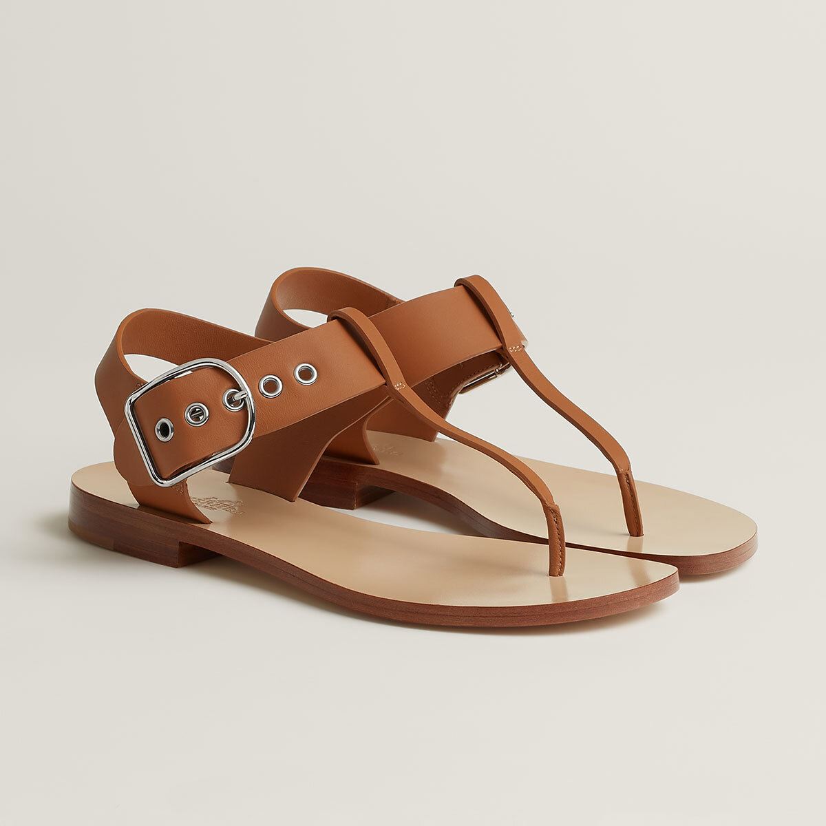 この夏のトレンドアイテム】1足で旬のムードが手に入るトング