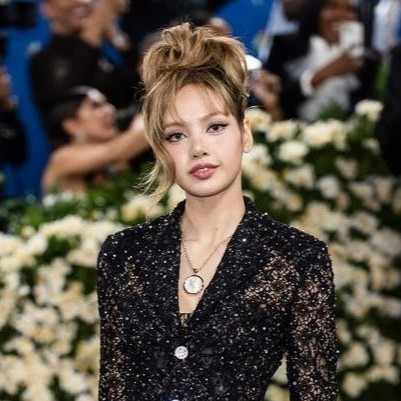 坂口健太郎とBLACKPINKリサの特別な交流がファンを魅了