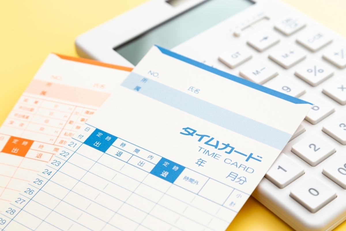 管理職の残業代問題について考えるビジネスパーソンのイラスト