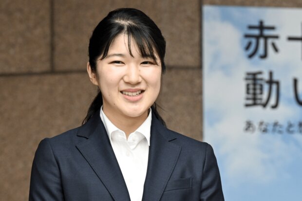 愛子さま、初の“パンツスーツ姿”を披露して「傘に至るまで完璧」とプロ絶賛、魅せる“新しい皇室の女性像”