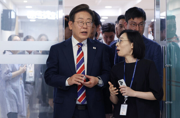 李在明韓国大統領、記者団との食事を終え大統領室を後に