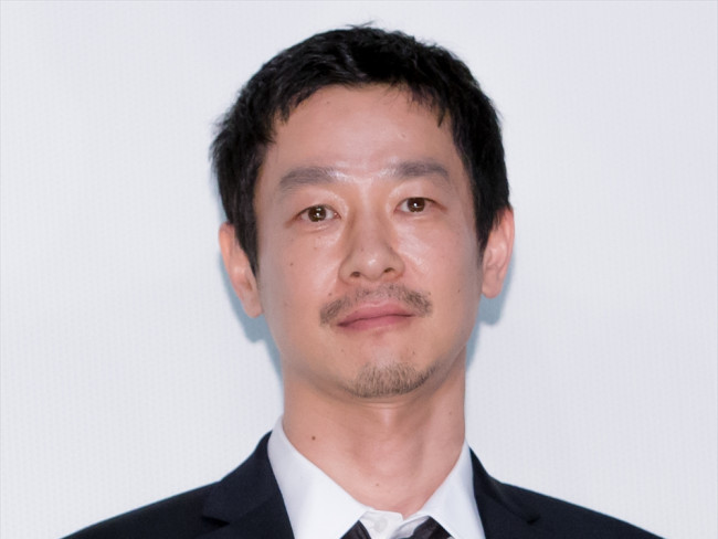 国際的に活躍する俳優、加瀬亮。この記事で紹介されている、有名企業トップを父に持つ芸能人たち。