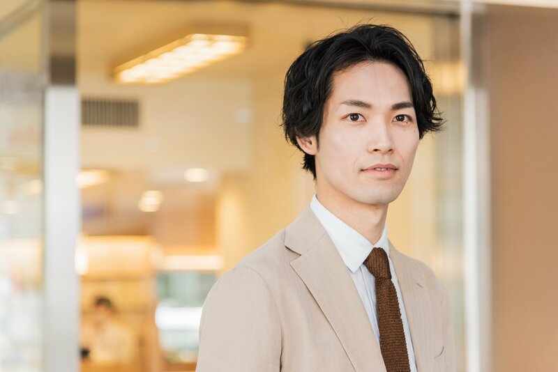 新しいリーダーがチームの雰囲気改善を検討するビジネスシーン