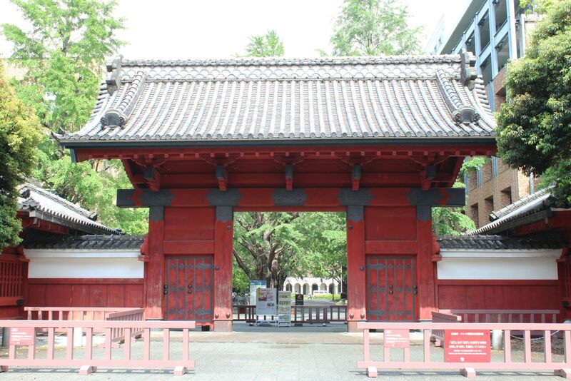 中学受験の志望校選びのため、学校情報や説明会について調べる親子の様子