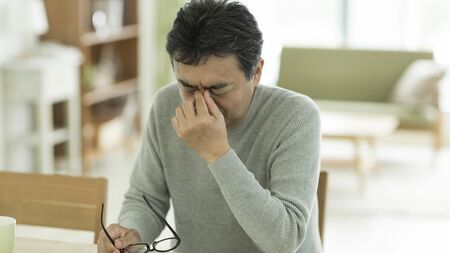 人生100年時代、目の健康維持のために重要な定期的な目の検査風景