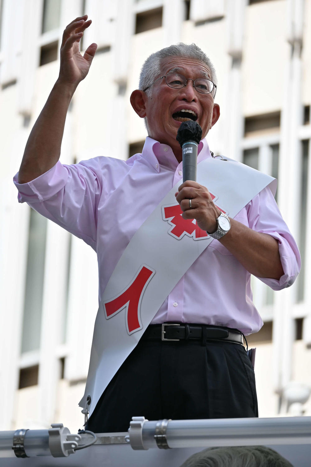 神戸市での参院選街頭演説で支持者に語りかける泉房穂氏