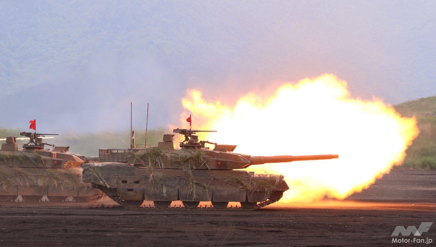 10式戦車が行進間射撃を行う様子。総火演の迫力を伝える一枚