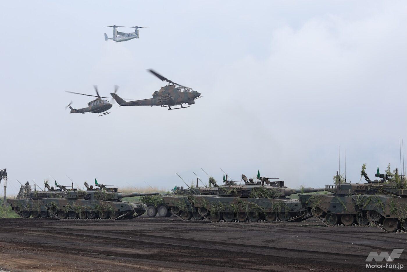 攻撃前進する戦車部隊と攻撃ヘリ。総火演のクライマックスを飾る迫力の光景