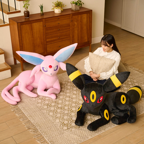 ポケモン「エーフィ」&「ブラッキー」の等身大ぬいぐるみが
