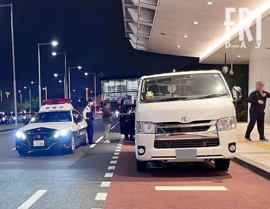 羽田空港深夜、警察官による白タク運転手への職務質問の様子。検挙の難しさが背景にある。