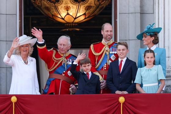 チャールズ国王とキャサリン皇太子妃、バッキンガム宮殿のバルコニーに立つ英国王室のメンバー 公式誕生日パレード