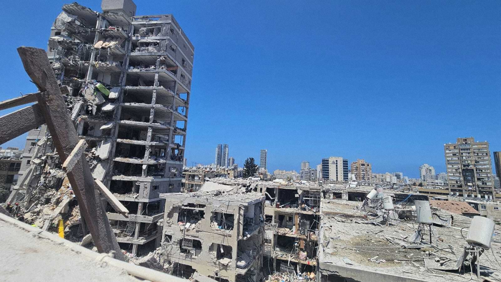 イスラエル中部の都市バトヤムでイランのミサイル攻撃により被害を受けた住宅地の様子