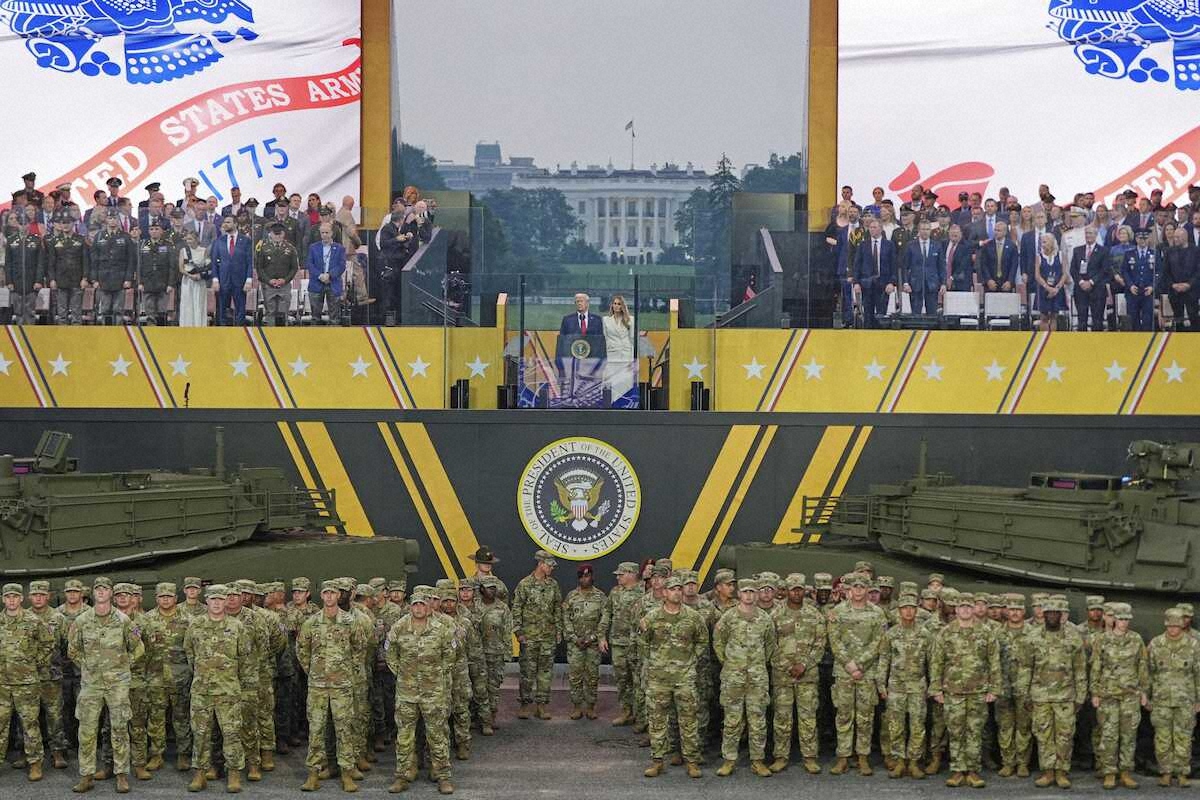 米ワシントン中心部で実施された軍事パレード。観覧席より、トランプ大統領とメラニア夫人がパレードを見守る様子
